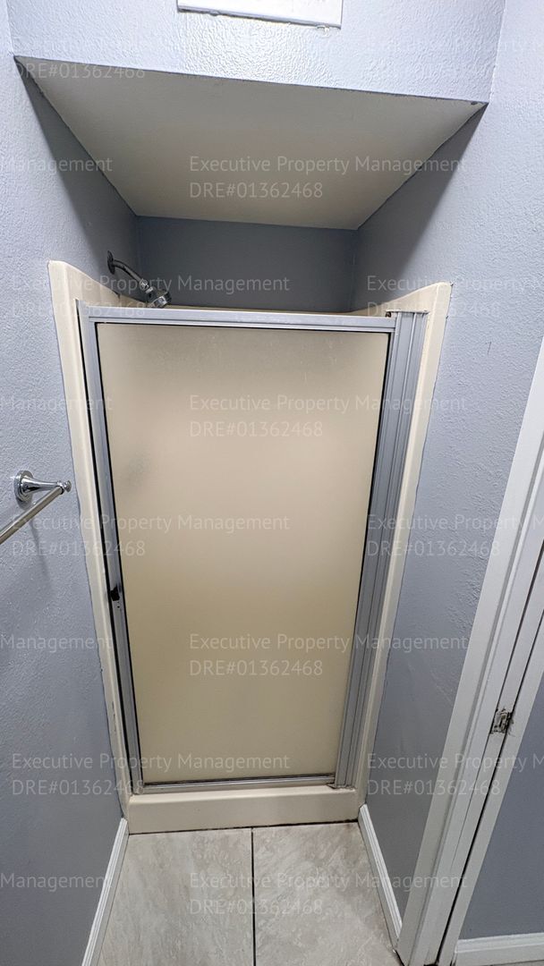 Building Photo - 3 bedroom/ 2 bathroom home nestled in a cul-de-sac.