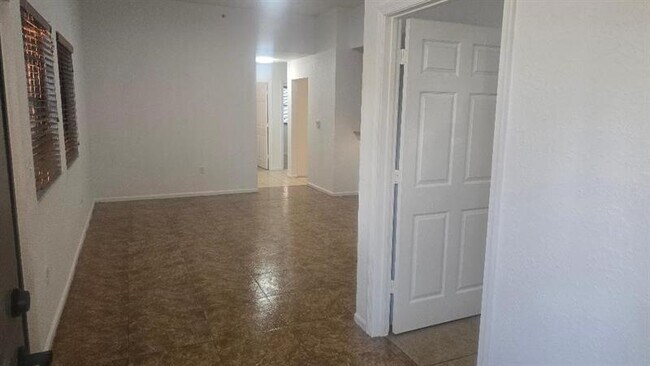 Building Photo - 2851 Riverside Dr