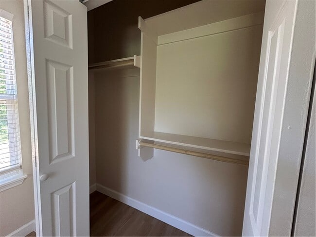 Building Photo - 706 E Johnson Ave