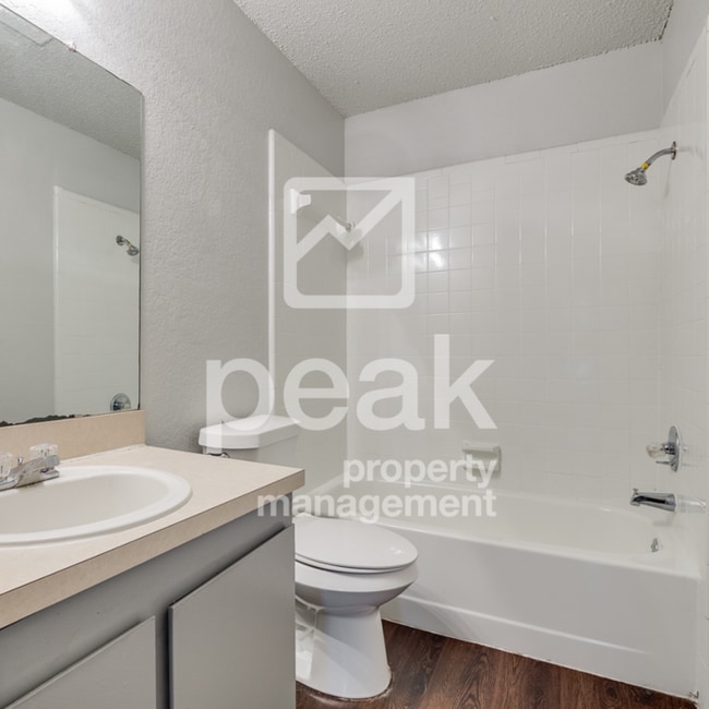 Building Photo - $1395! 2 Bed/ 2 Bath Duplex! $350 off initial costs! Apply before 3/26!