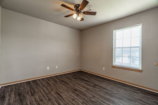 Building Photo - 4 Bedroom 2.5 Bath Townhome near UofA!  Fenced yard coming soon!!