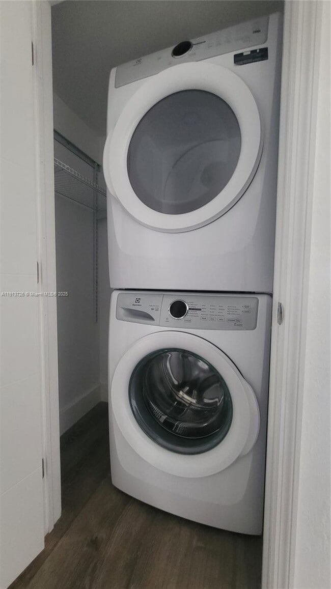 Building Photo - 2150 SW 26th St