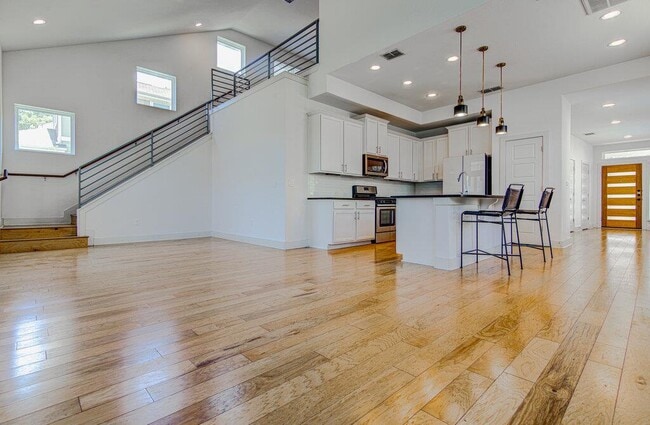 Building Photo - 2117 Maxwell Ln