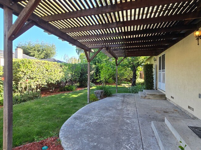 Building Photo - Single Family Home, Remodeled Inside and O...