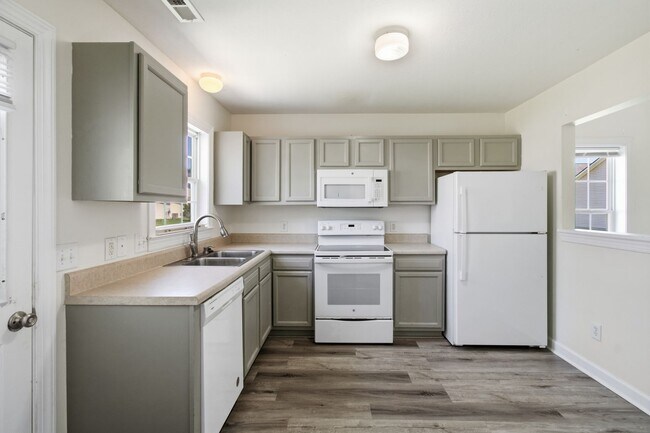 Building Photo - 3 Bedroom, 3 Bathroom Townhome in Carolina Forest!