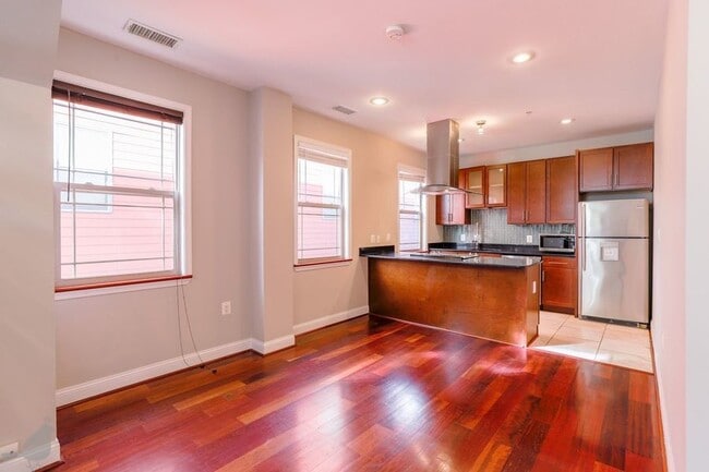 Building Photo - 3573 Warder St NW