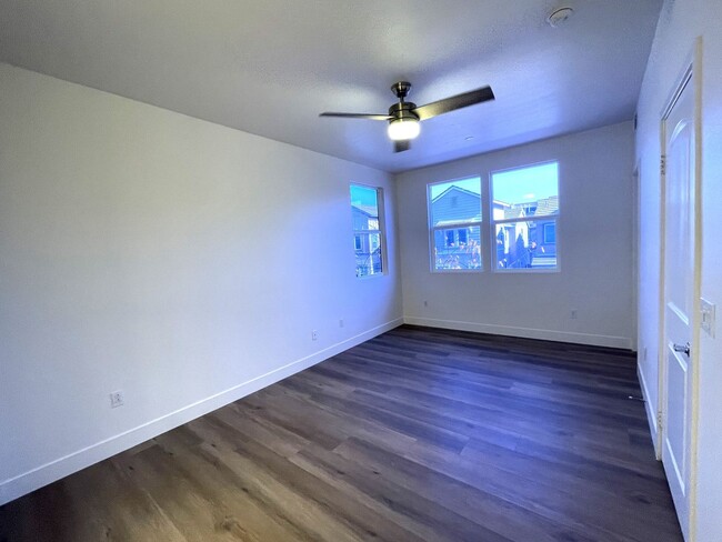 Building Photo - Beautiful 3 Bedroom 2.5 Bath Condo!