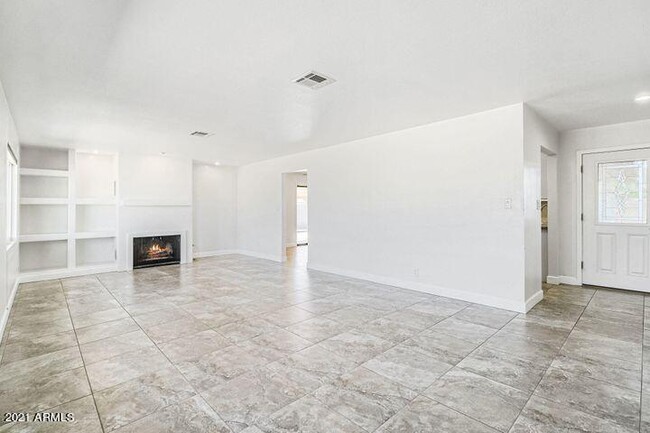 Building Photo - 6518 E Sunnyside Dr