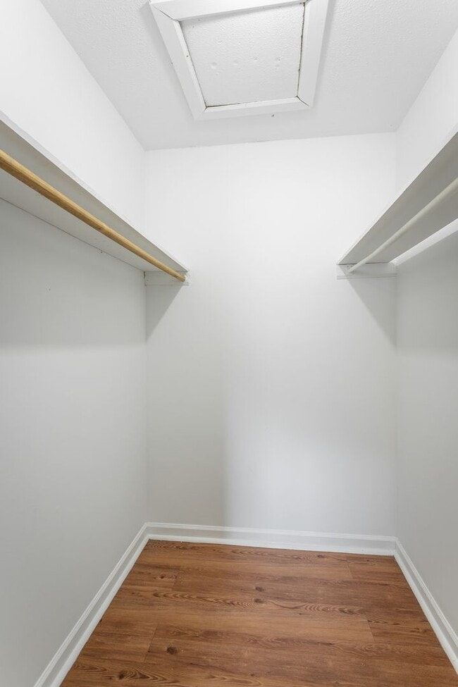 Building Photo - Charming home now available for rent in Ch...