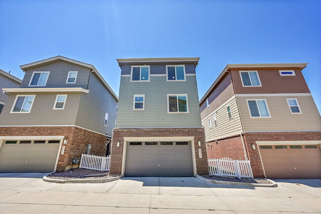 Building Photo - $2,675 - 3 Bed, 2.5 Bath Home in Aurora wi...