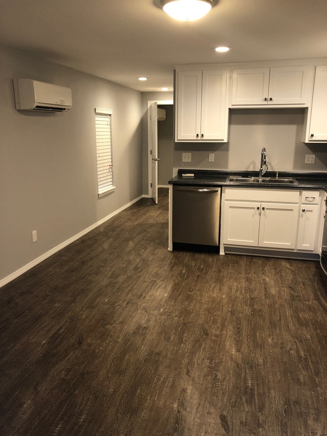 Building Photo - 702 N Cleveland Ave