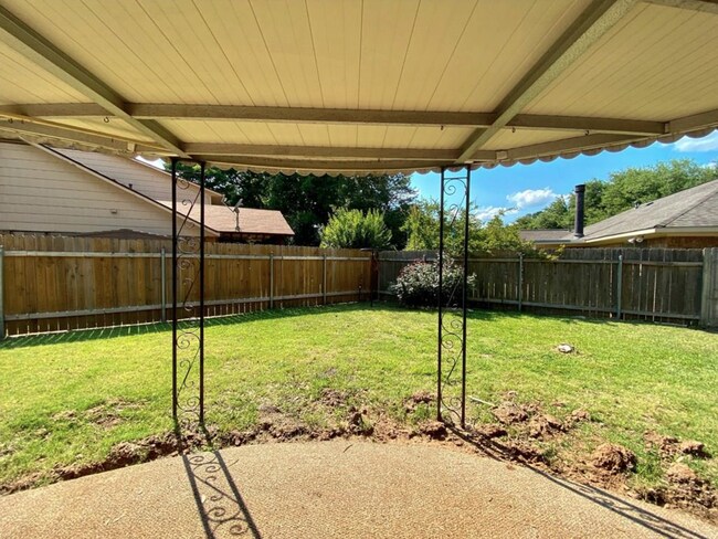 Building Photo - Move-in Ready 3 bed/ 2 bath home in Town S...