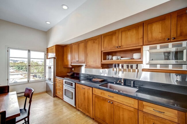 Building Photo - 109 N Sycamore Ave