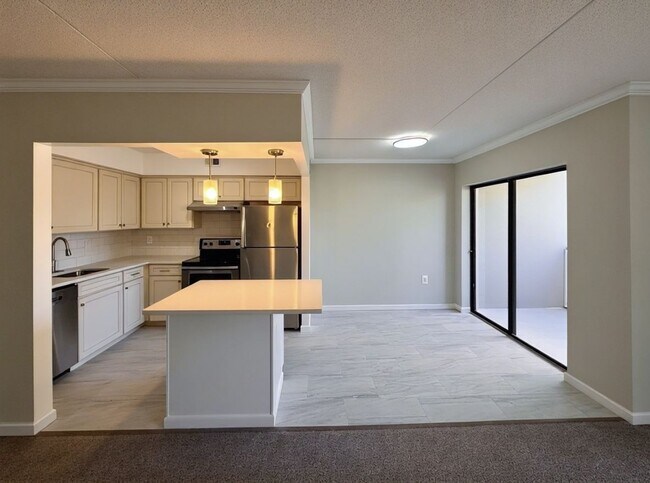 Building Photo - 5756F Village Green Dr