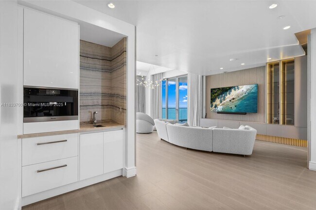 Building Photo - 17901 Collins Ave