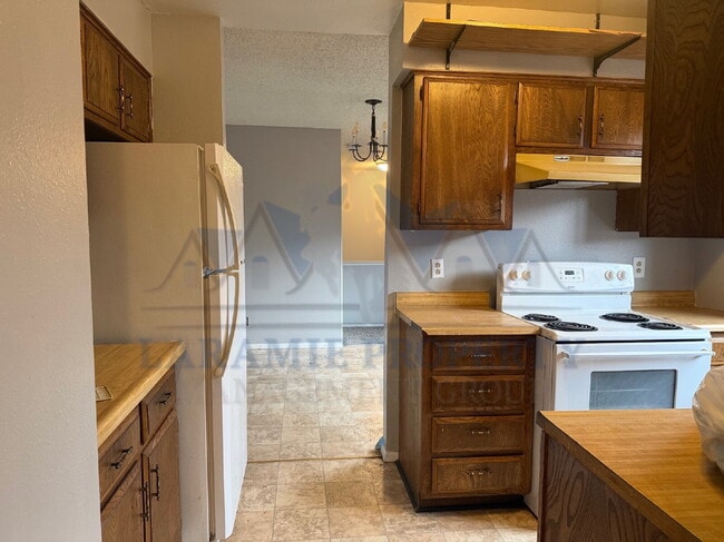 Building Photo - 4 Bed 1.5 Bath Townhouse Style Apartment