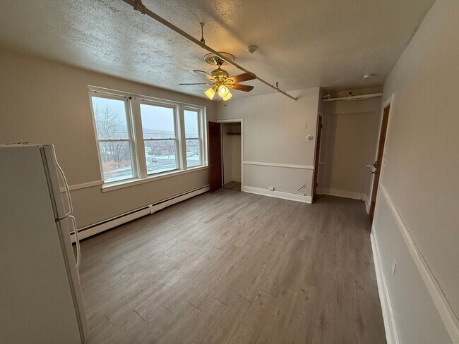 Building Photo - 423 Pelham St