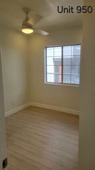 Building Photo - 950 N Kingsley Dr