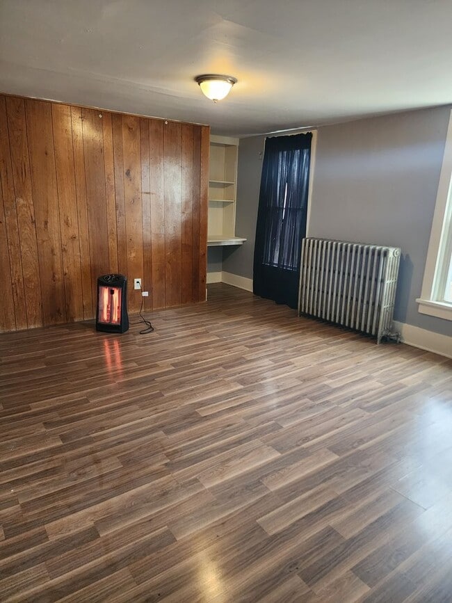 Building Photo - 628 E Madison St