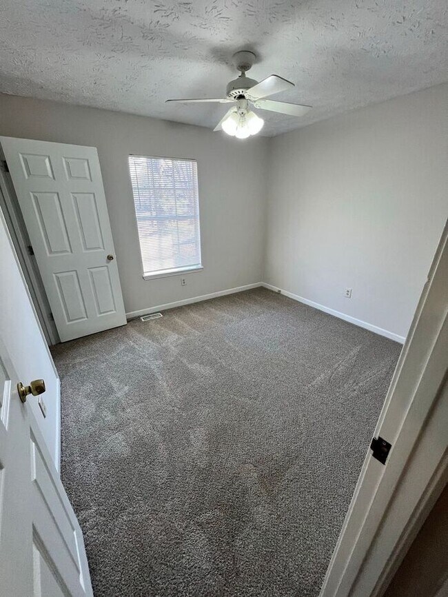 Building Photo - Hard to find and easy to love—this spacious Sugar Hill home won’t last long!