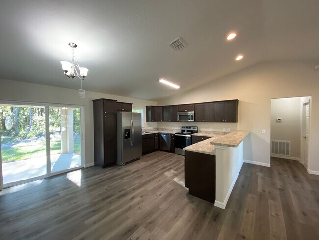 Building Photo - Custom Home - Desirable SE Ocala Neighborh...