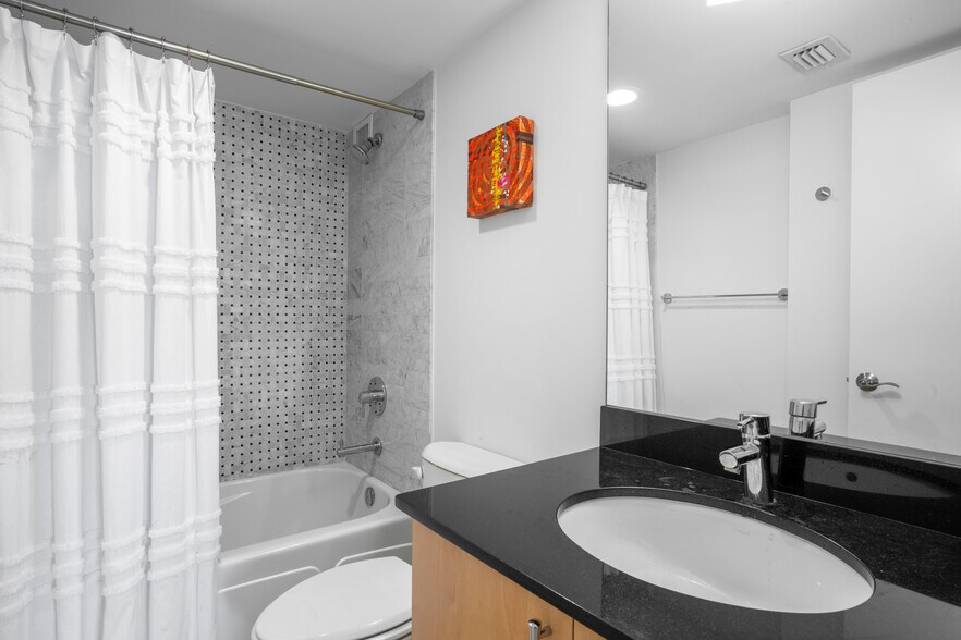 Building Photo - 1925 Brickell Ave