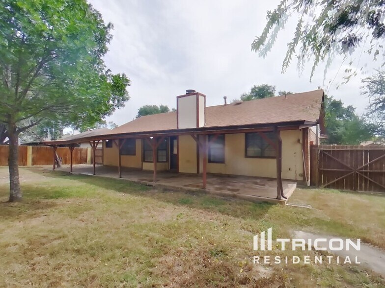 Building Photo - 6810 Maple Lk St