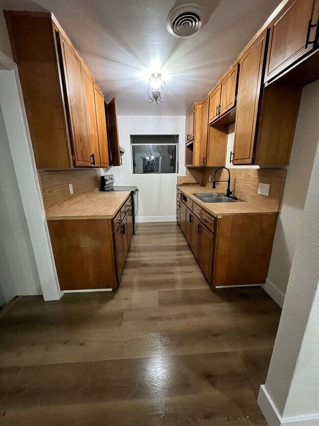 Building Photo - Dinuba Home! Coming Soon!