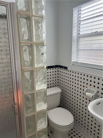 Building Photo - 808 SE 6th Ct