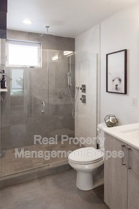 Building Photo - 8819 Midvale Ave N