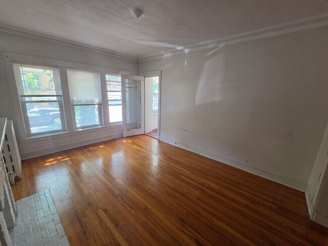 Building Photo - 1308 W Rosemont Ave