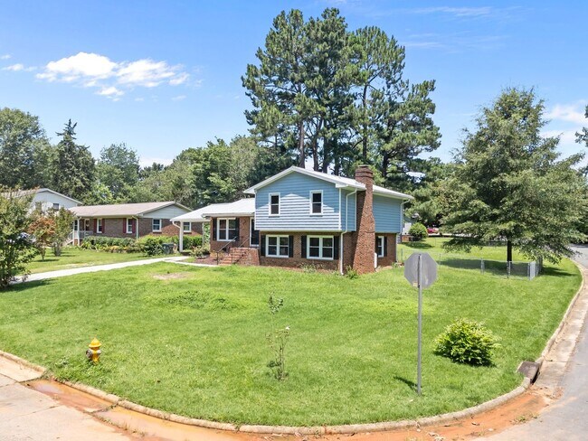Building Photo - Fantastic Corner Lot, Updated 4 Bedroom Sp...