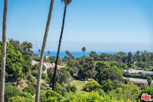 Building Photo - 6463 Zuma View Pl