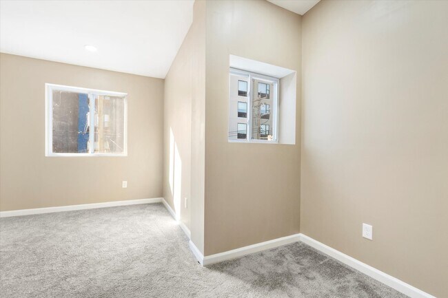 Building Photo - 424 S Eden St