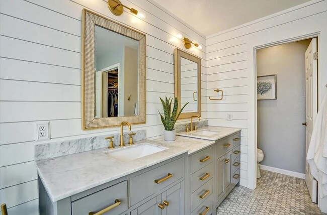 Building Photo - 539 Zenith Ridge Dr