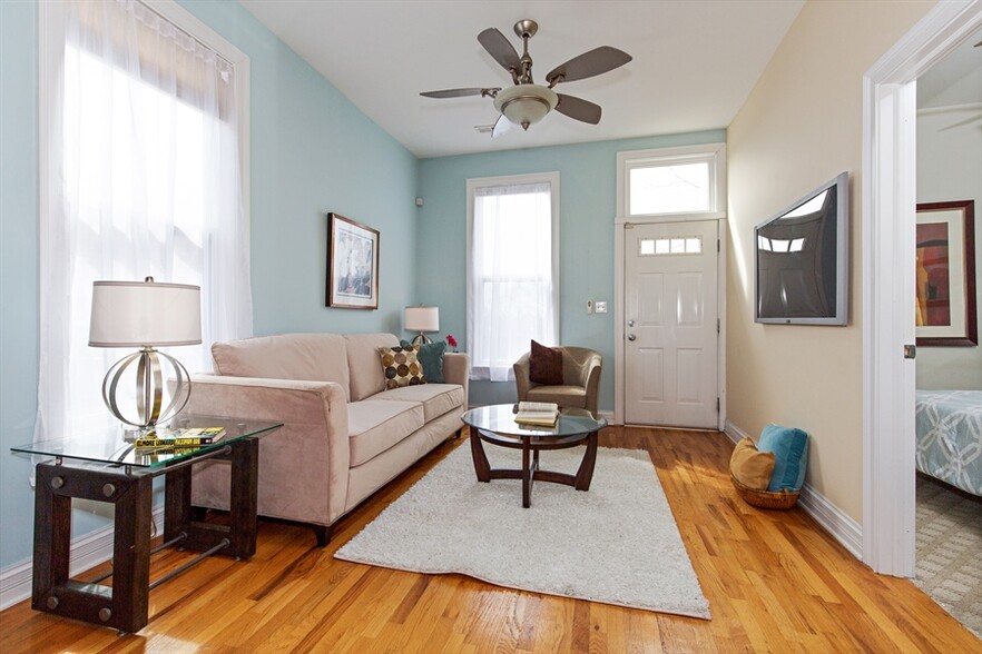living room - 2717 W Evergreen Ave