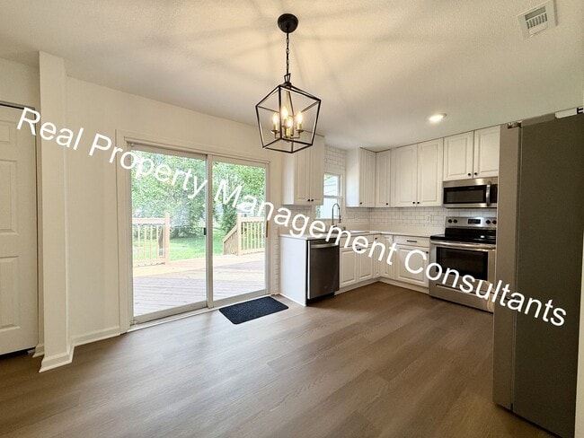 Building Photo - 4 Bed 2 Bath Prairie Village ranch style home!