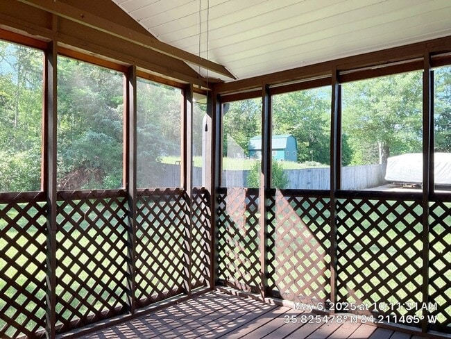 Building Photo - ** ~~ Beautiful 3 bedroom 2 bath house in ...