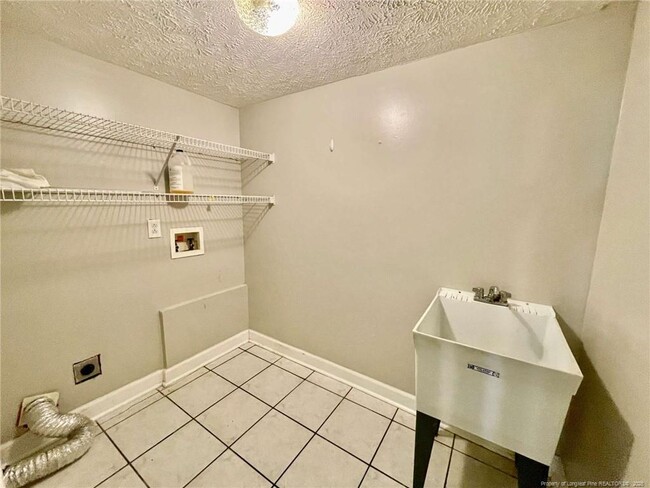 Building Photo - 260 Lick Creek Dr