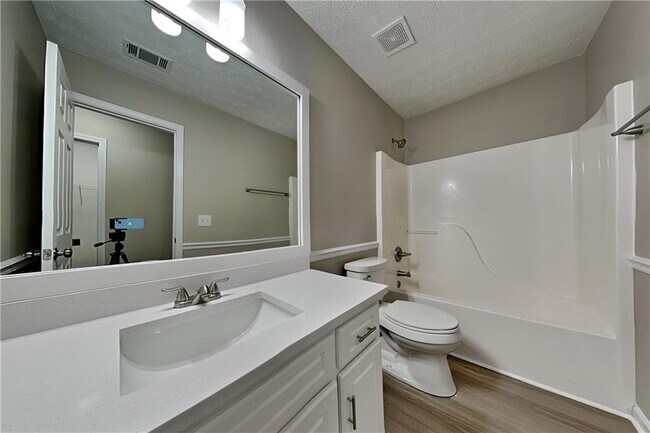 Building Photo - 230 Lake Valley Dr SW