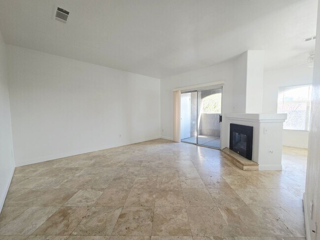 Building Photo - ONE BEDROOM ONE BATH UPSTAIRS CONDO!