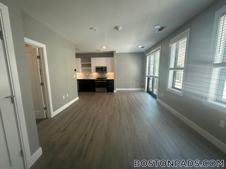 Building Photo - 656 Saratoga St