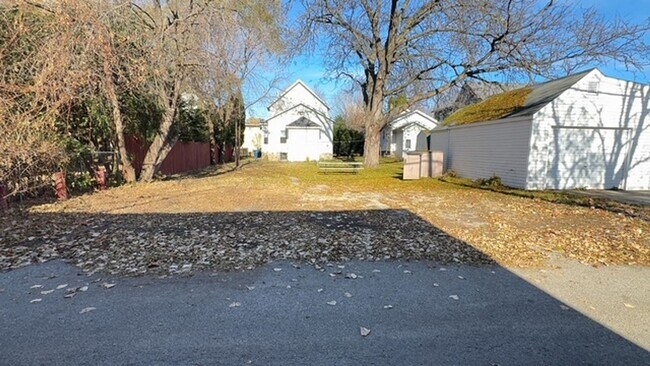 Building Photo - 629 Otter Ave