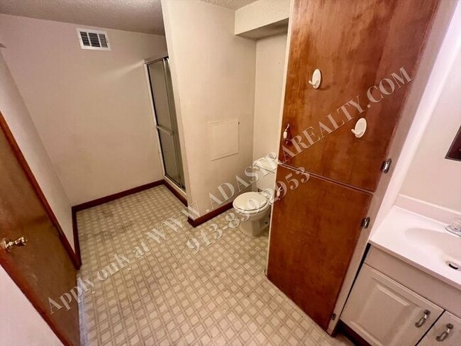 Building Photo - Darling 4 Bed 2 Bath Ranch in Olathe-Available NOW!!