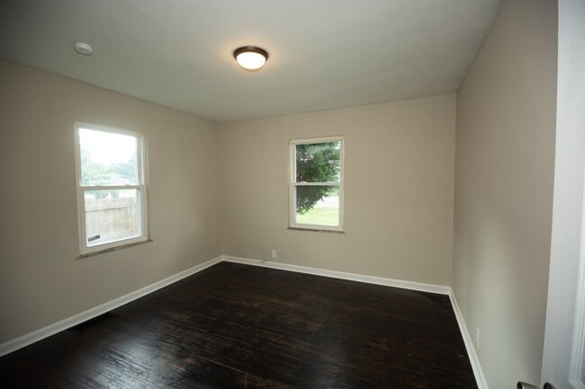 Building Photo - 2 Bed 1 Bath Home located in Warren Township