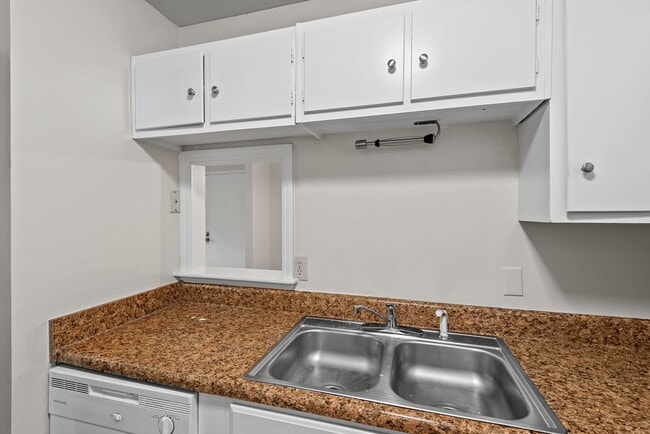 Building Photo - Bolinwood condo available mid-June!! 3 beds, 2 baths in GREAT location in Chapel Hill!