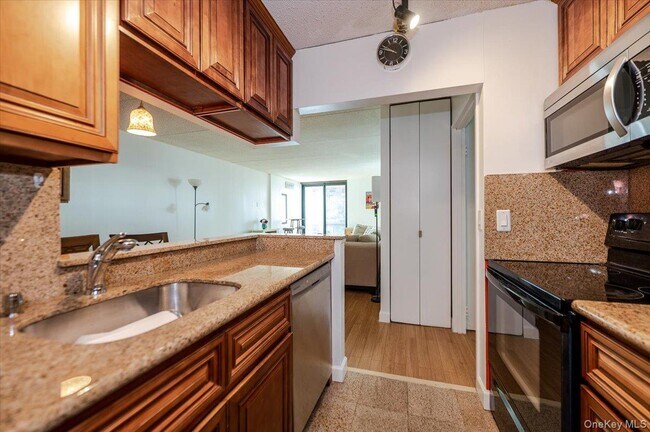 Building Photo - 730 W Broadway