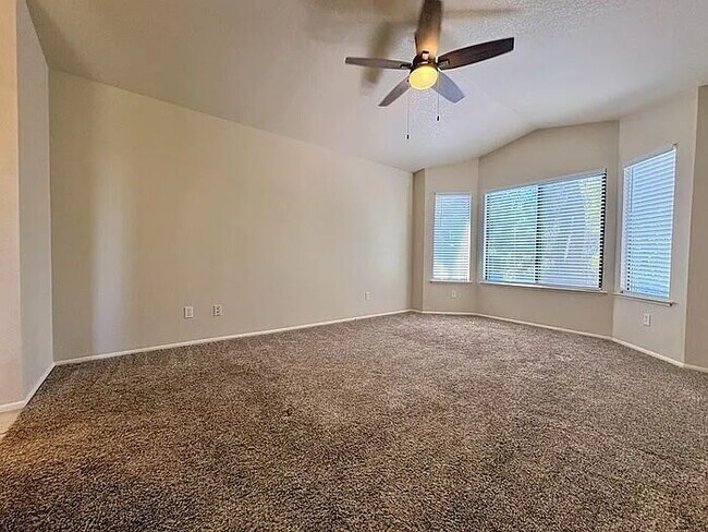 Building Photo - Beautiful 3 bedroom 2.5 bathroom in Antelope!
