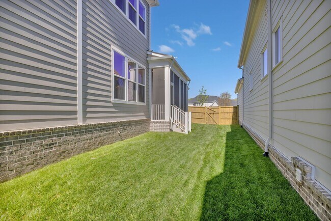 Building Photo - 3 bedroom home with 3.5 bathrooms and 2 Car Garage