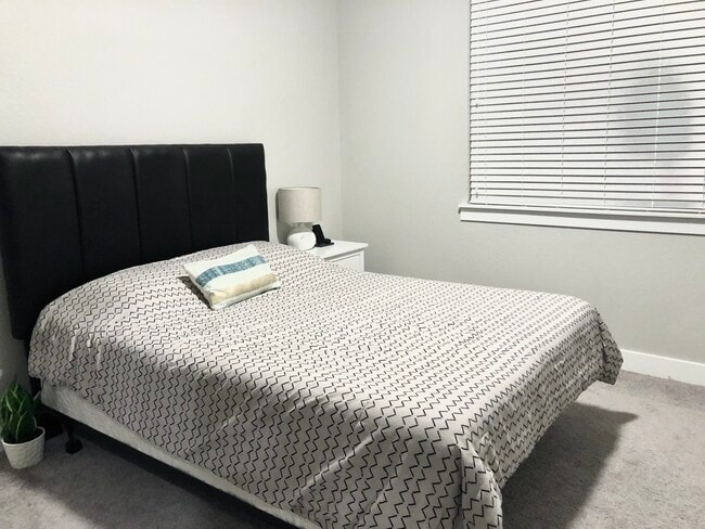 Master Bedroom - 981 S Sable Blvd